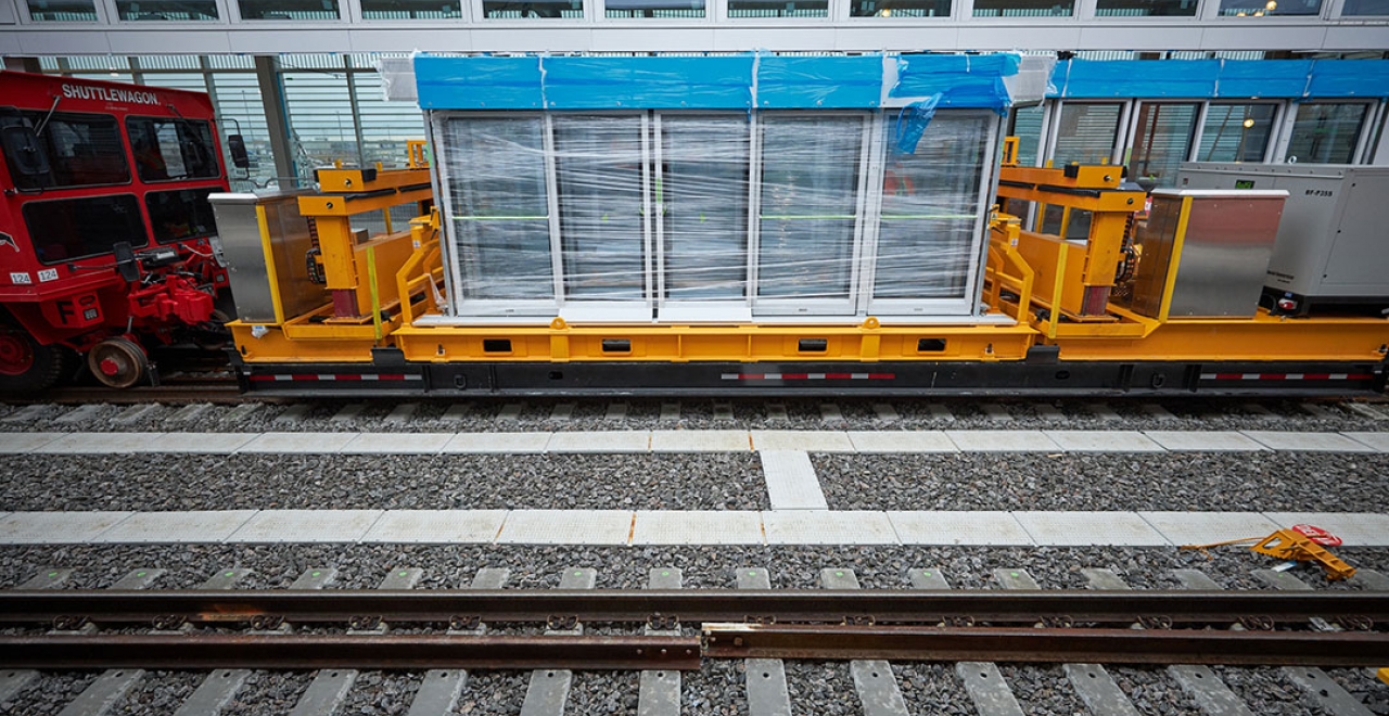 Installation des portes-palières aux stations Du Quartier et Brossard / © Alstom