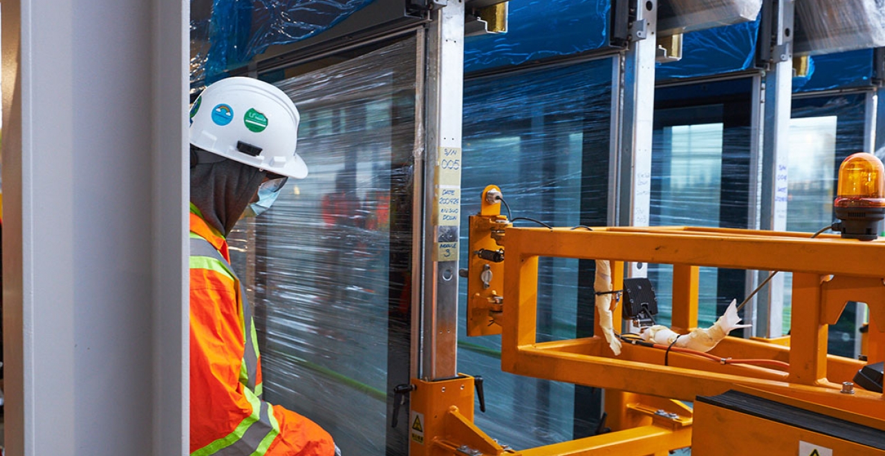 Installation des portes-palières aux stations Du Quartier et Brossard / © Alstom